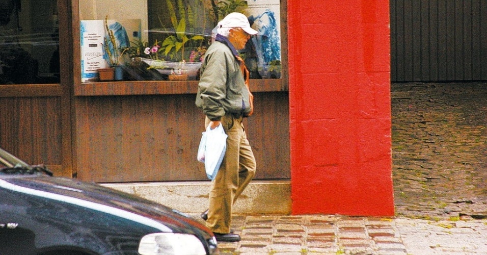 08.ago.2008 - Escritor Dalton Trevisan deixa a Livraria do Chain, em Curitiba, em uma rara aparição pública