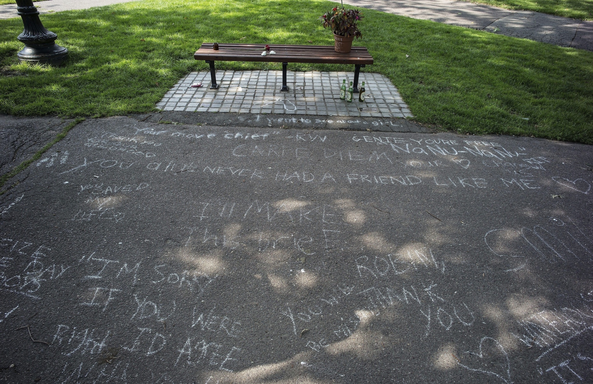 12.ago.2014 - 11.ago.2014 - Banco no Boston Public Garden, onde foi gravada a cena mais famosa de "Gênio Indomável", que deu a Robin Williams o Oscar de ator coadjuvante, virou memorial - EFE/Cj Gunther