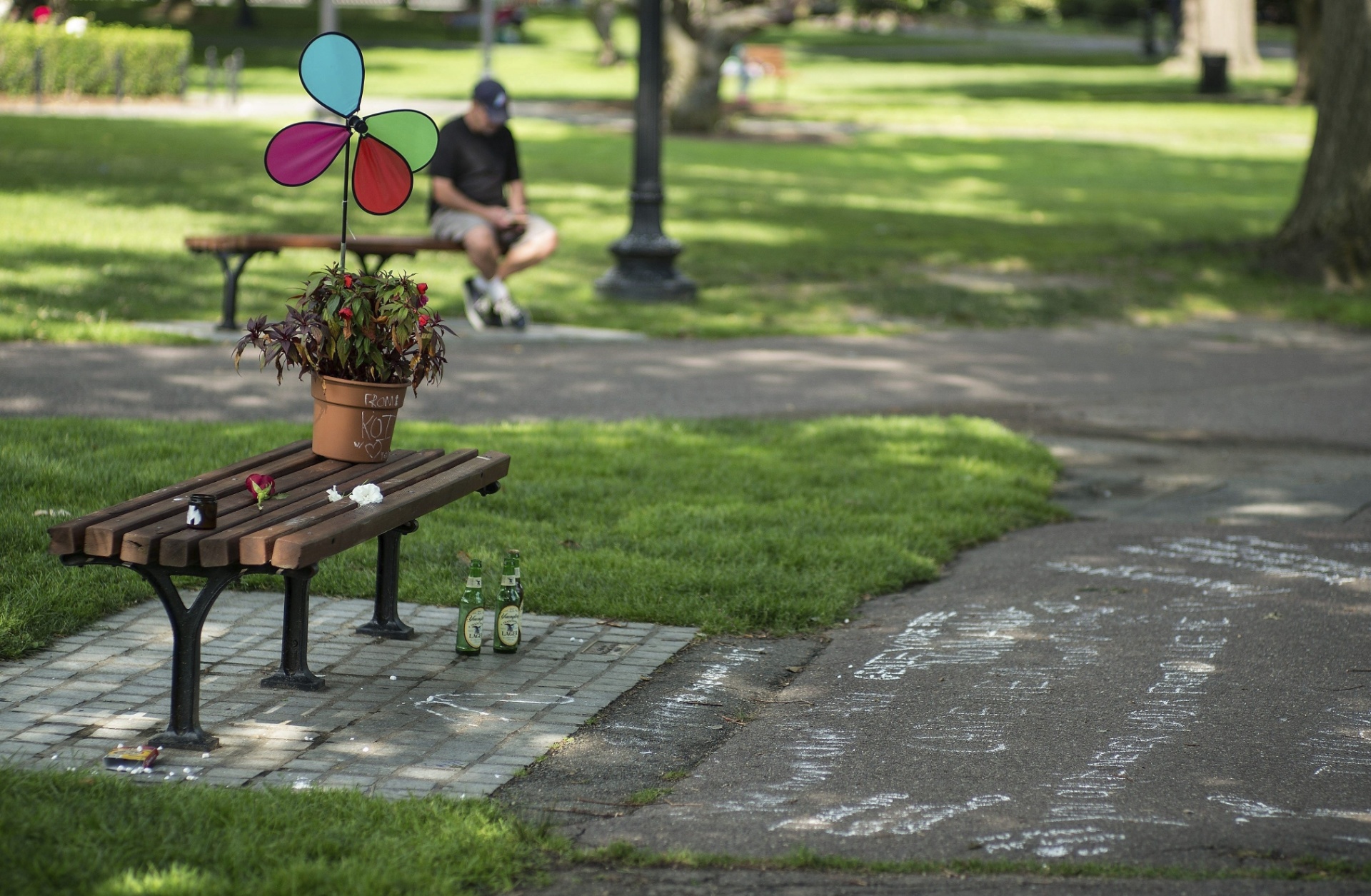 12.ago.2014 - 11.ago.2014 - Banco no Boston Public Garden, onde foi gravada a cena mais famosa de "Gênio Indomável", que deu a Robin Williams o Oscar de ator coadjuvante, virou memorial - EFE/Cj Gunther