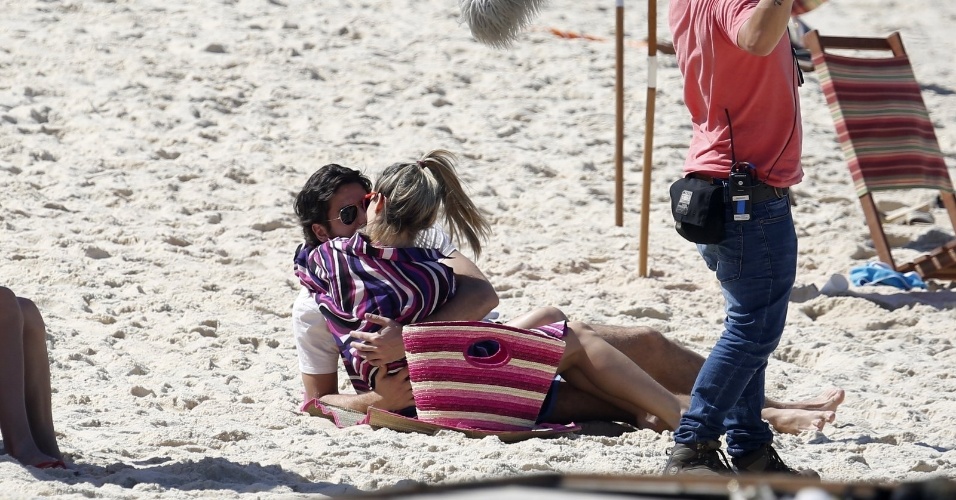 12.ago.2014 - Bianca Bin e Marco Pigossi gravaram cenas "Boogie Oogie" na praia do Leblon, no Rio. Na trama da Globo, eles vivem o casal Vitória e Rafael