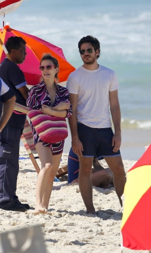 12.ago.2014 - Bianca Bin e Marco Pigossi gravaram cenas "Boogie Oogie" na praia do Leblon, no Rio. Na trama da Globo, eles vivem Vitória e Rafael, respectivamente