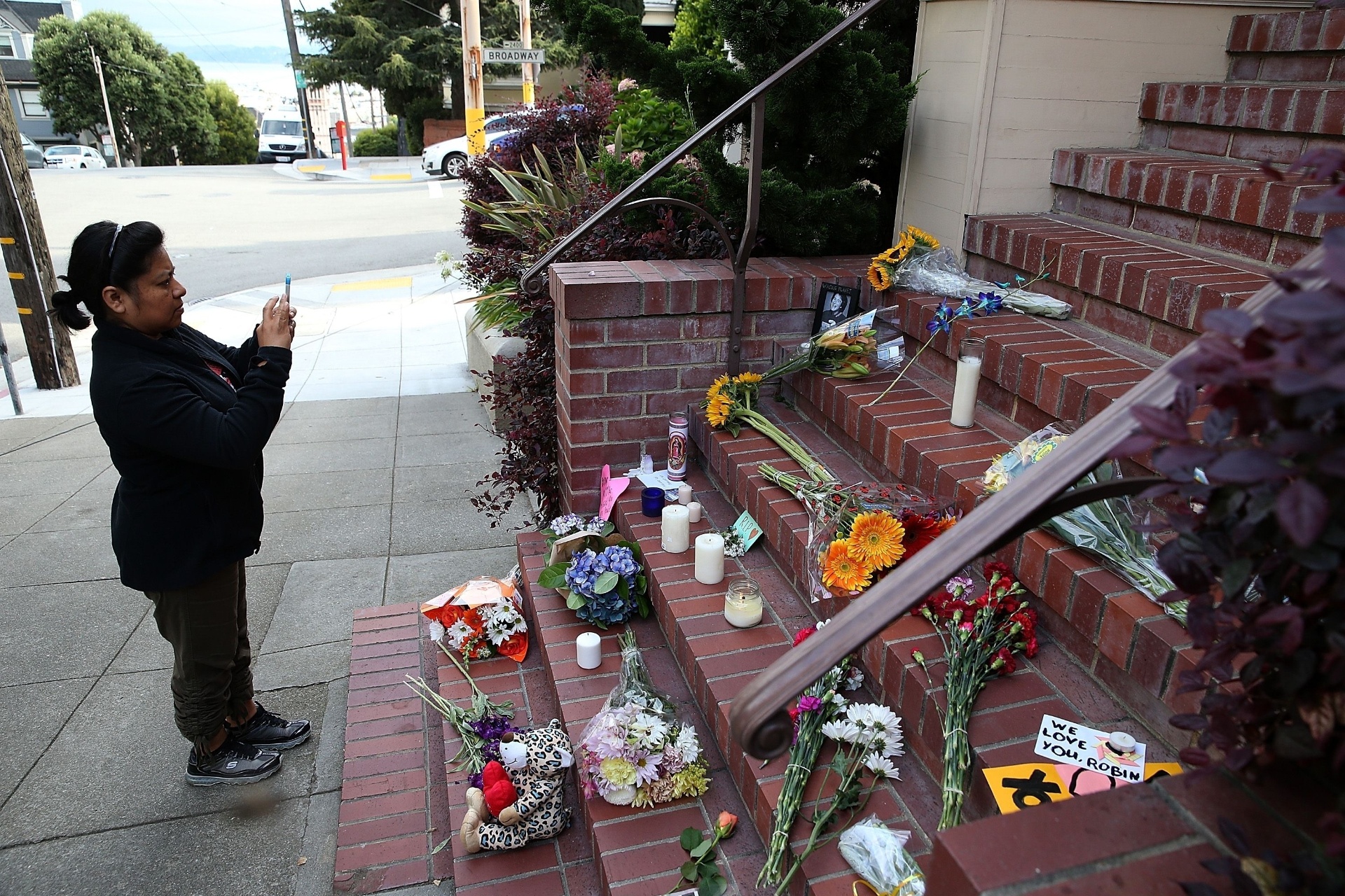 12.ago.2014 - Detalhe para as flores e porta-retrato em homenagem a Robin Williams em frente a casa do filme "Uma Babá Quase Perfeita" em San Francisco, na Califórnia - Justin Sullivan/Getty Images/AFP