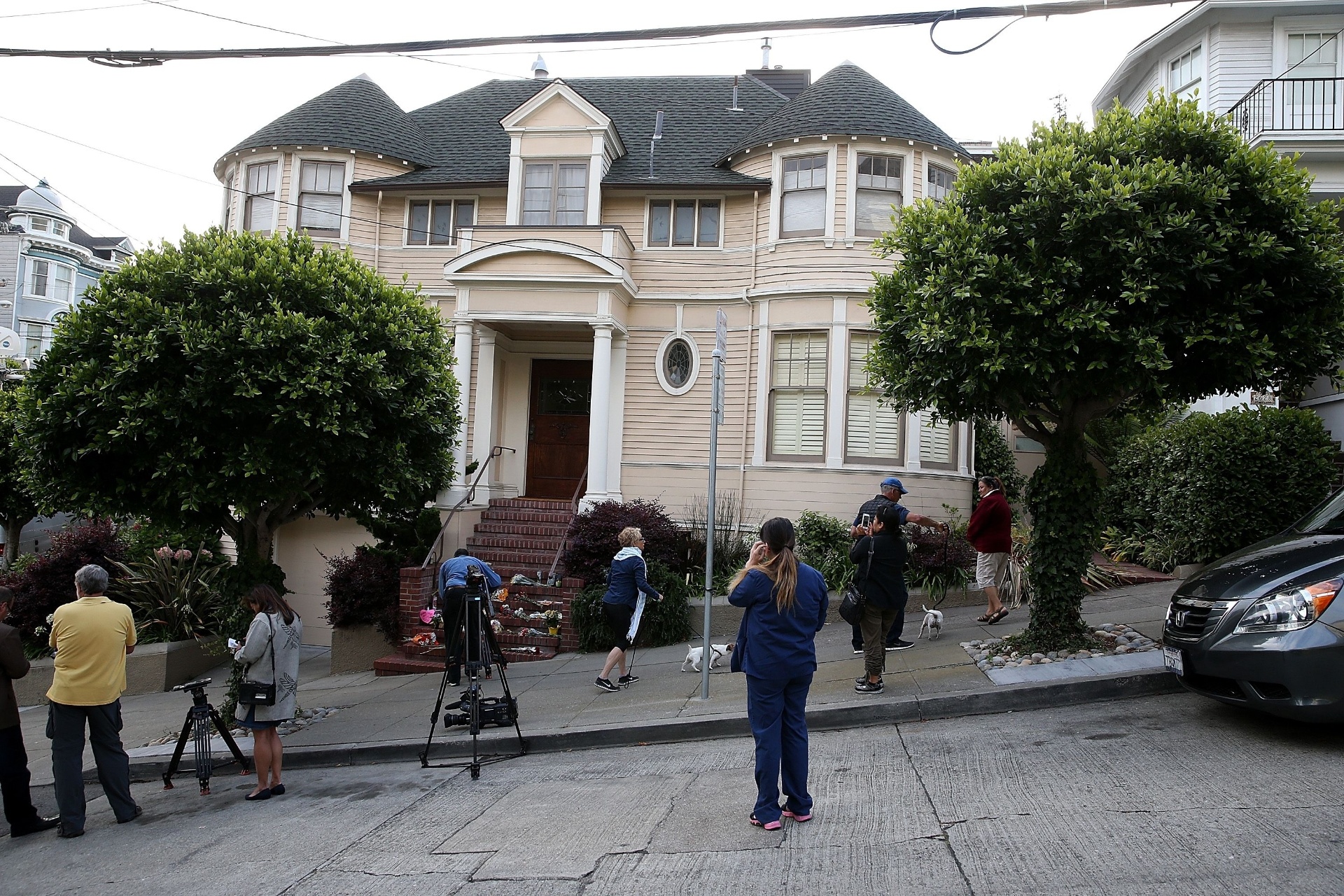 12.ago.2014 - Fãs deixam flores para homenagear Robin Williams em frente a casa do filme "Uma Babá Quase Perfeita" em San Francisco, na Califórnia - Justin Sullivan/Getty Images/AFP