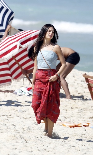 12.ago.2014 - Isis Valverde gravou cenas "Boogie Oogie" na praia do Leblon, no Rio. Na trama da Globo, ela vive Sandra