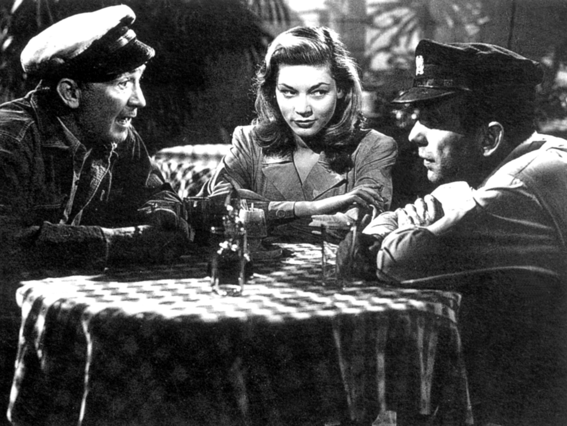12.ago.2014 - Lauren Bacall e Humphey Bogart em cena do filme "Uma Aventura na Martinica" - Divulgação