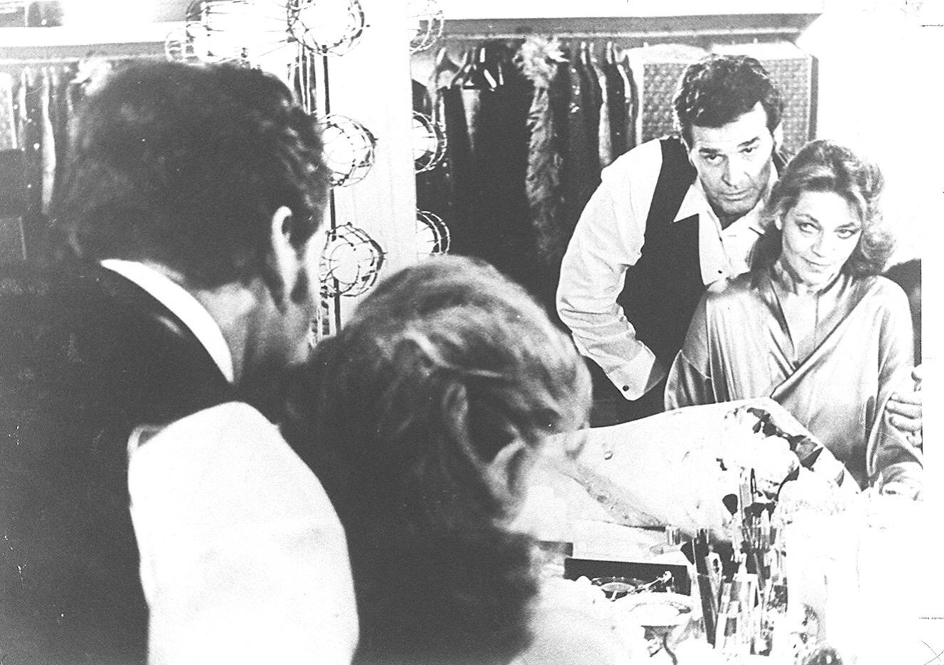 12.ago.2014 - Lauren Bacall e James Garner no filme "O Fã: Obsessão Cega" (1981) - Reprodução