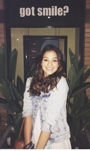 12.ago.2014- No primeiro dia em Los Angeles, Bruna fez questão de registrar uma foto brincando com a frase de um cartaz: "Sorria?"