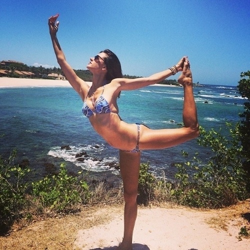 A modelo Alessandra Ambrósio prática ioga em uma praia do México. "Apenas aproveitar o momento", escreveu ela na legenda