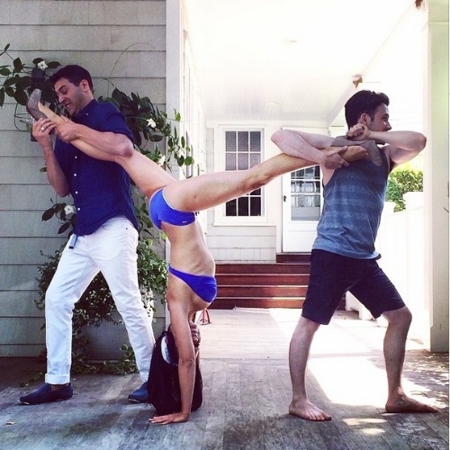 A mulher do ator Alec Baldwin, Hilaria Thomas Baldwin criou uma página no Instagram para divulgar todas as posições do ioga em 365 dias