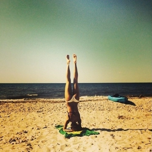 Adepta de esportes ao ar livre, a atriz Thaila Ayla posa praticando ioga em uma praia e comemora o momento. "De pernas para o ar, com vista para o mar", escreveu