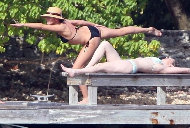 Atriz Cameron Diaz é flagrada praticando ioga ao ar livre no Caribe, na companhia de amigas
