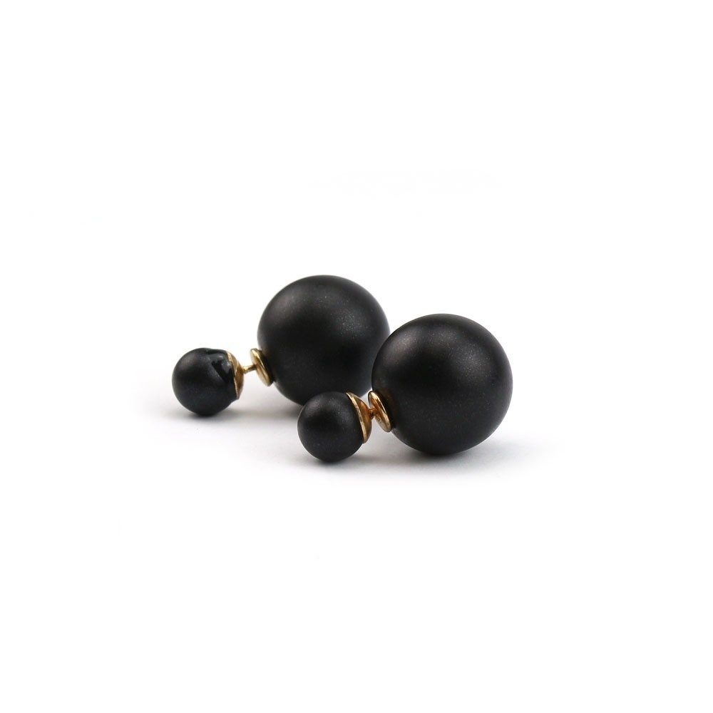 Brinco de metal com duas contas em tom fosco preto, da MB Fashion. Preço: R$ 48. Informações: www.mbfashion.com.br | Preço e disponibilidade pesquisados em Agosto de 2014 e sujeitos a alterações - Divulgação