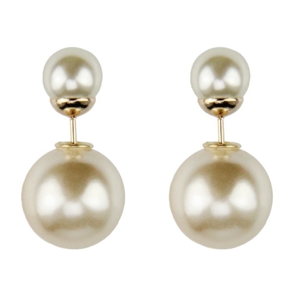 Brinco de metal folheado, com pérolas sintéticas, da Mil Bijus. Preço: R$ 22. Informações: www.milbijus.com.br | Preço e disponibilidade pesquisados em Agosto de 2014 e sujeitos a alterações - Divulgação