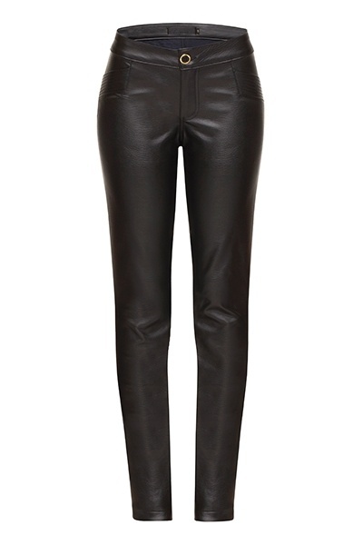 Calça skinny resinada na cor preta, da SKS Deluxe. Preço: R$ 309,90. Informações: (48) 3443-0016 l Preço e disponibilidade pesquisados em agosto de 2014 e sujeitos a alterações - Divulgação