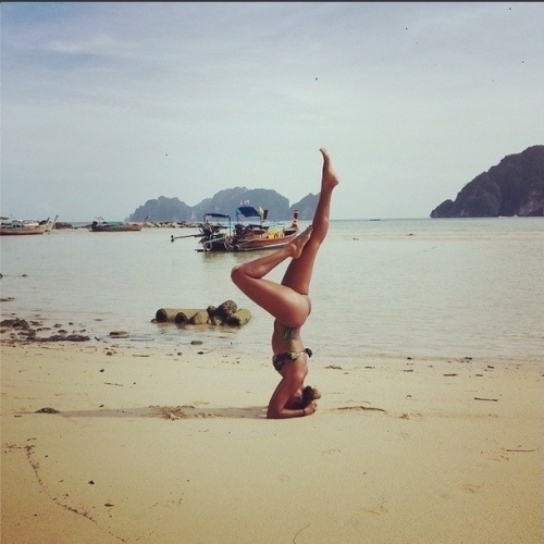 De férias na Tailândia, atriz Sheron Menezzes posa praticando ioga: "Meditando no paraíso. Uma ótima semana para nós"