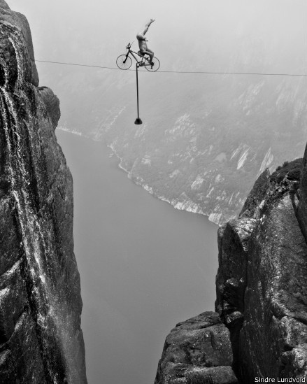 O equilíbrio entre a vida e a morte. É assim que o norueguês Eskil Ronninghbakken, descreve o seu trabalho. Nesta foto, o equilibrista aparece rezando de joelhos em Hallingdalen, na Noruega - Eskil Ronninghbakken