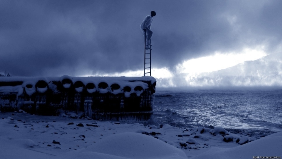 O equilíbrio entre a vida e a morte. É assim que o norueguês Eskil Ronninghbakken, descreve o seu trabalho. Nesta foto, o equilibrista aparece rezando de joelhos em Hallingdalen, na Noruega - Eskil Ronninghbakken