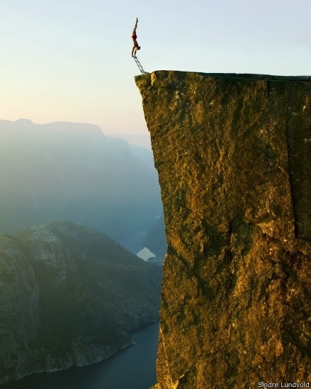 O equilíbrio entre a vida e a morte. É assim que o norueguês Eskil Ronninghbakken, descreve o seu trabalho. Nesta foto, o equilibrista aparece rezando de joelhos em Hallingdalen, na Noruega - Eskil Ronninghbakken