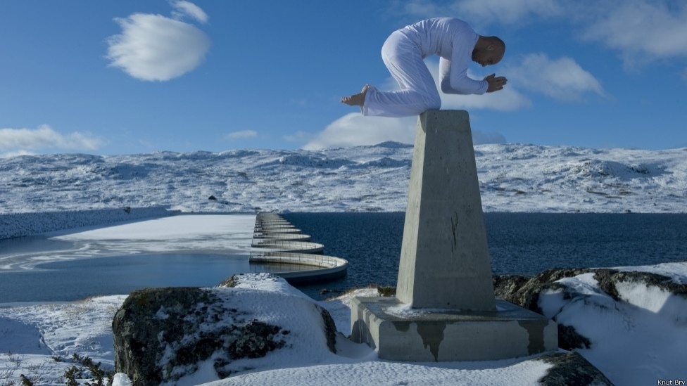 O equilíbrio entre a vida e a morte. É assim que o norueguês Eskil Ronninghbakken, descreve o seu trabalho. Nesta foto, o equilibrista aparece rezando de joelhos em Hallingdalen, na Noruega - Eskil Ronninghbakken