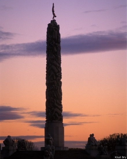 O equilibrista também encontra oportunidades de criar a sua arte em monumentos construídos pelo homem. Aqui, ele se equilibra na ponta do obelisco do parque de Vigeland, em Oslo, a capital da Noruega - Eskil Ronninghbakken
