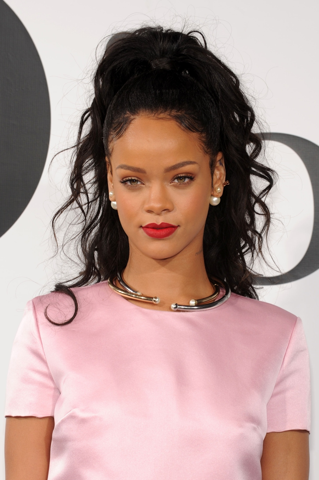 Rihanna usando brincos de pérola Dior - Getty Images