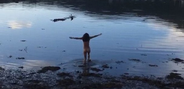 10.ago.2014 - Michelle Rodriguez toma banho nua em praia da Irlanda