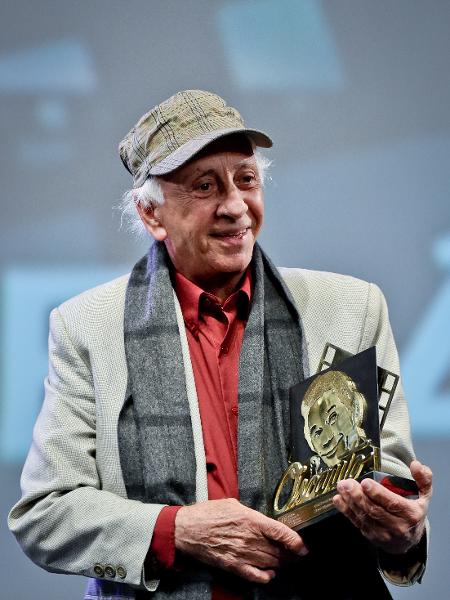 Ator Flávio Migliaccio recebe o Troféu Oscarito no 42º Festival de Cinema de Gramado  - Divulgação/Edison Vara/PressPhoto