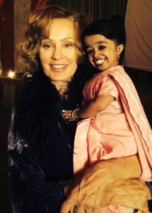 Jyoti Amge, considerada a menor mulher do mundo pelo "Guiness Book", posa com Jessica Lange. Ela está escadala para a quarta temporada de "American Horror Story"
