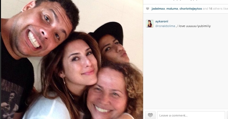 14.ago.2014- Ronaldo curte férias em Ibiza com Paula Morais, dona Sônia e Fernanda Paes Leme: 