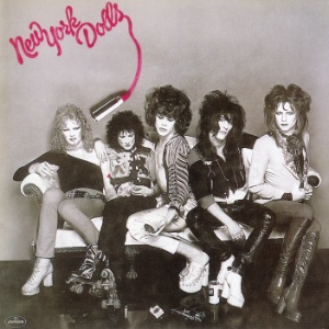 Capa do disco "New York Dolls" (1973), da banda New York Dolls - Reprodução - Reprodução