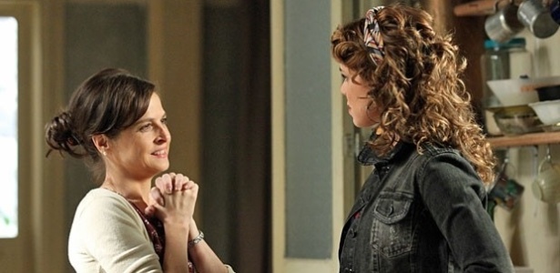 Cora (Drica Moares) acha que Cristina (Leandra Leal) fez um péssimo negócio com Maria Marta (Lilia Cabral)