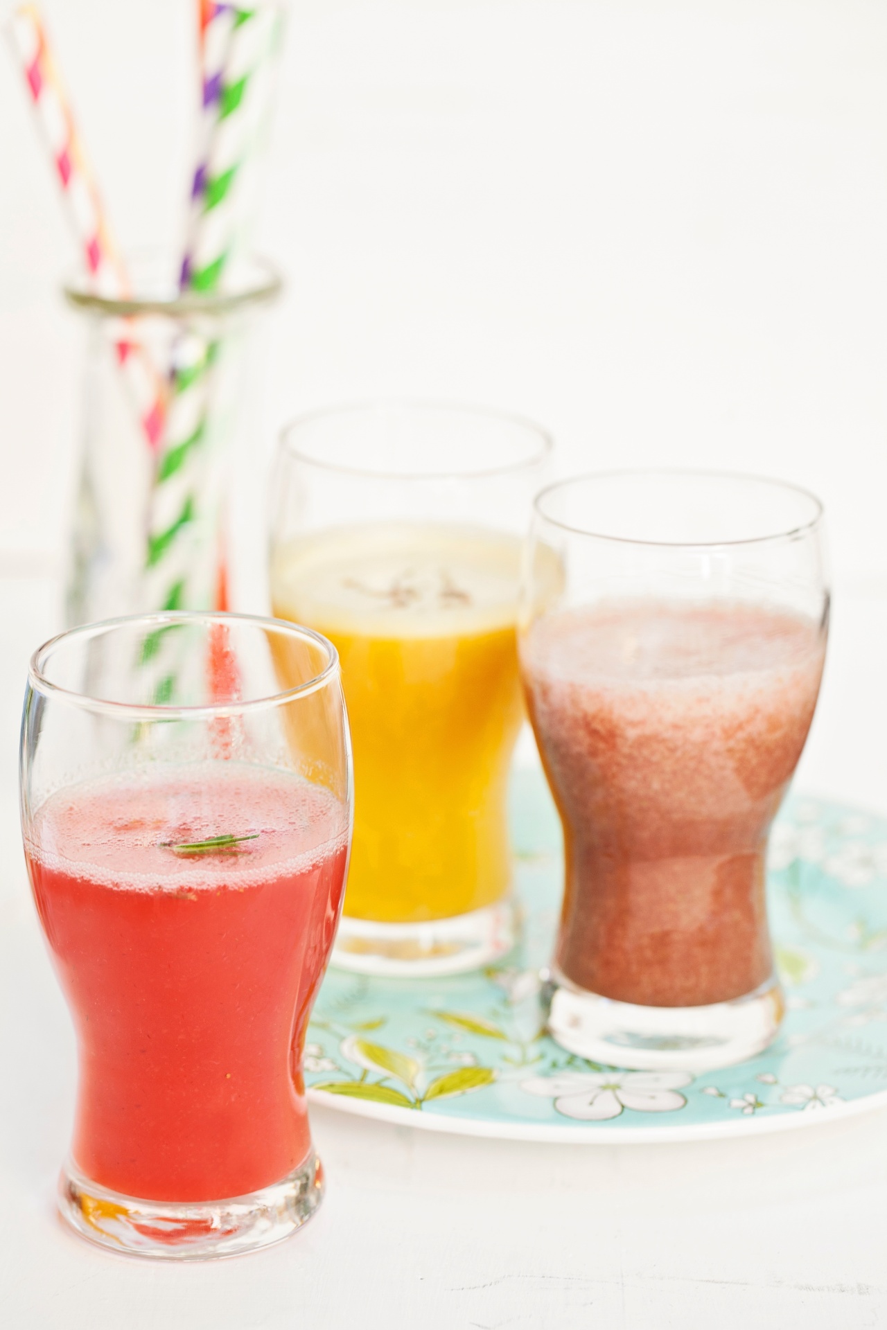 SUCO DE MARACUJÁ COM ERVA-DOCE E MEL e SUCO DE GOIABA COM LIMÃO E MELAÇO DE CANA| Receitas de Mayra Abucham e Thabata Neder para Escolinha Walita - Elisa Correa/Divulgação