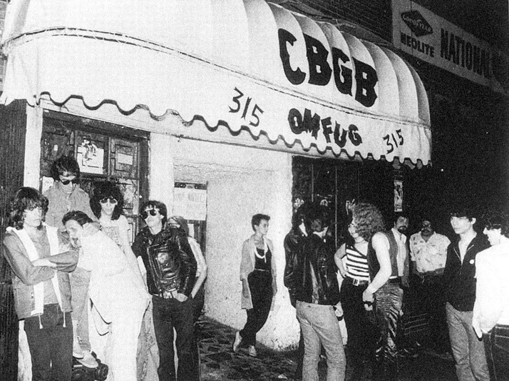 Joey Ramone (quarto, da esq. para dir.) na porta do clube CBGB, em Nova York - Reprodução