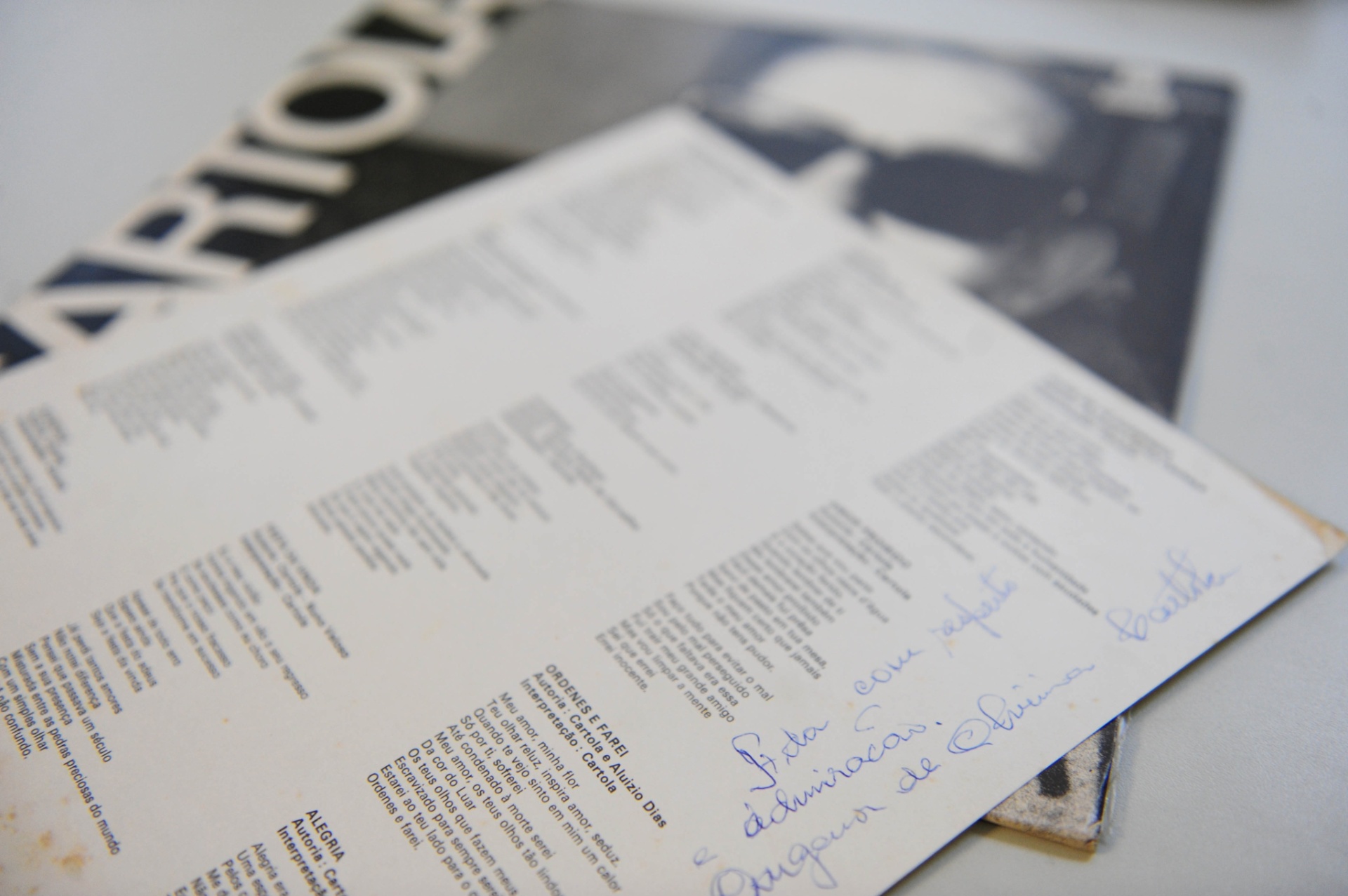 15.ago.2014 - Na coleção de Zero Freitas, o primeiro álbum de Cartola, lançado em 1974, autografado pelo mesmo - Junior Lago/UOL