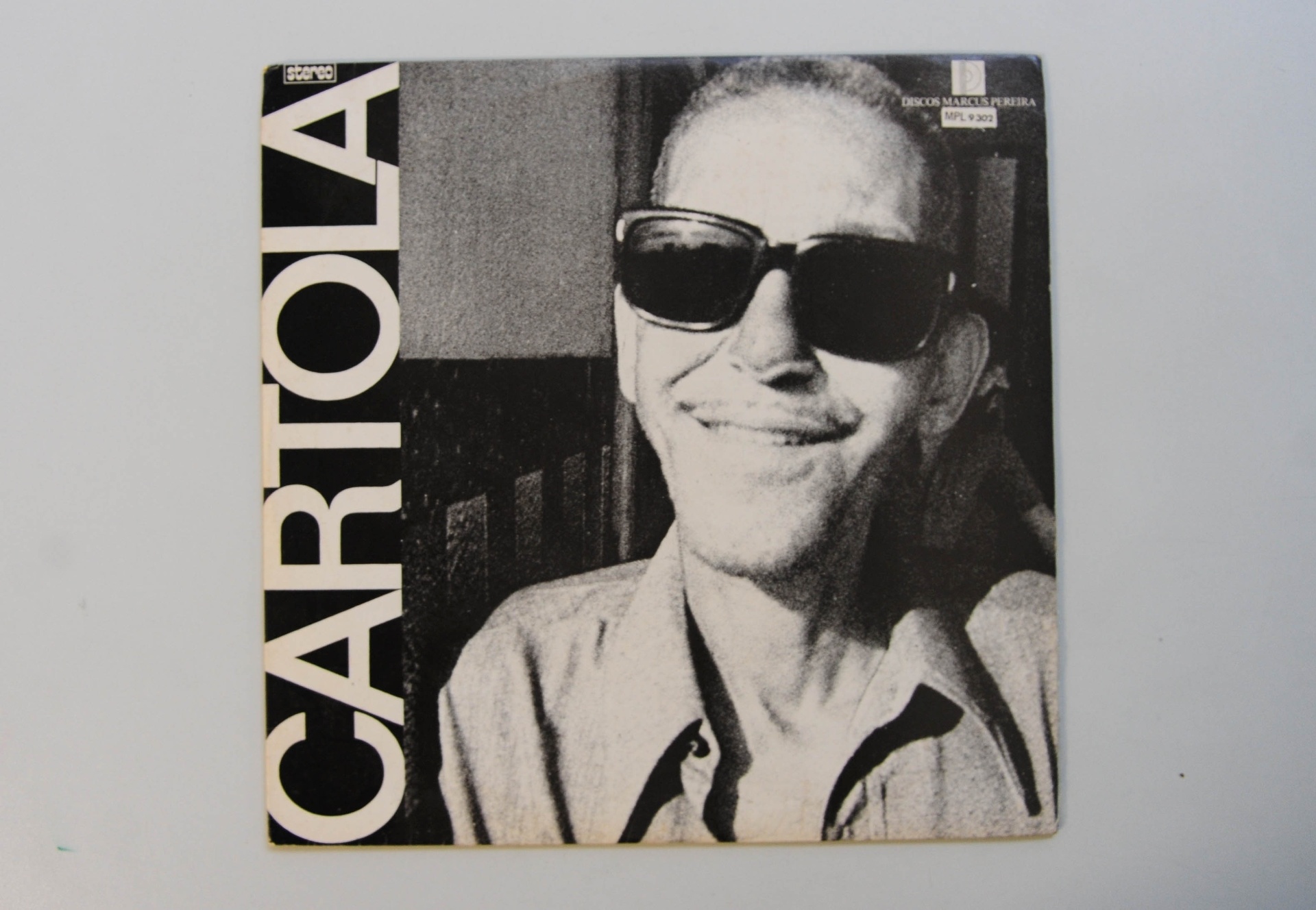 15.ago.2014 - Na coleção de Zero Freitas, o primeiro álbum de Cartola, lançado em 1974, autografado pelo mesmo - Junior Lago/UOL