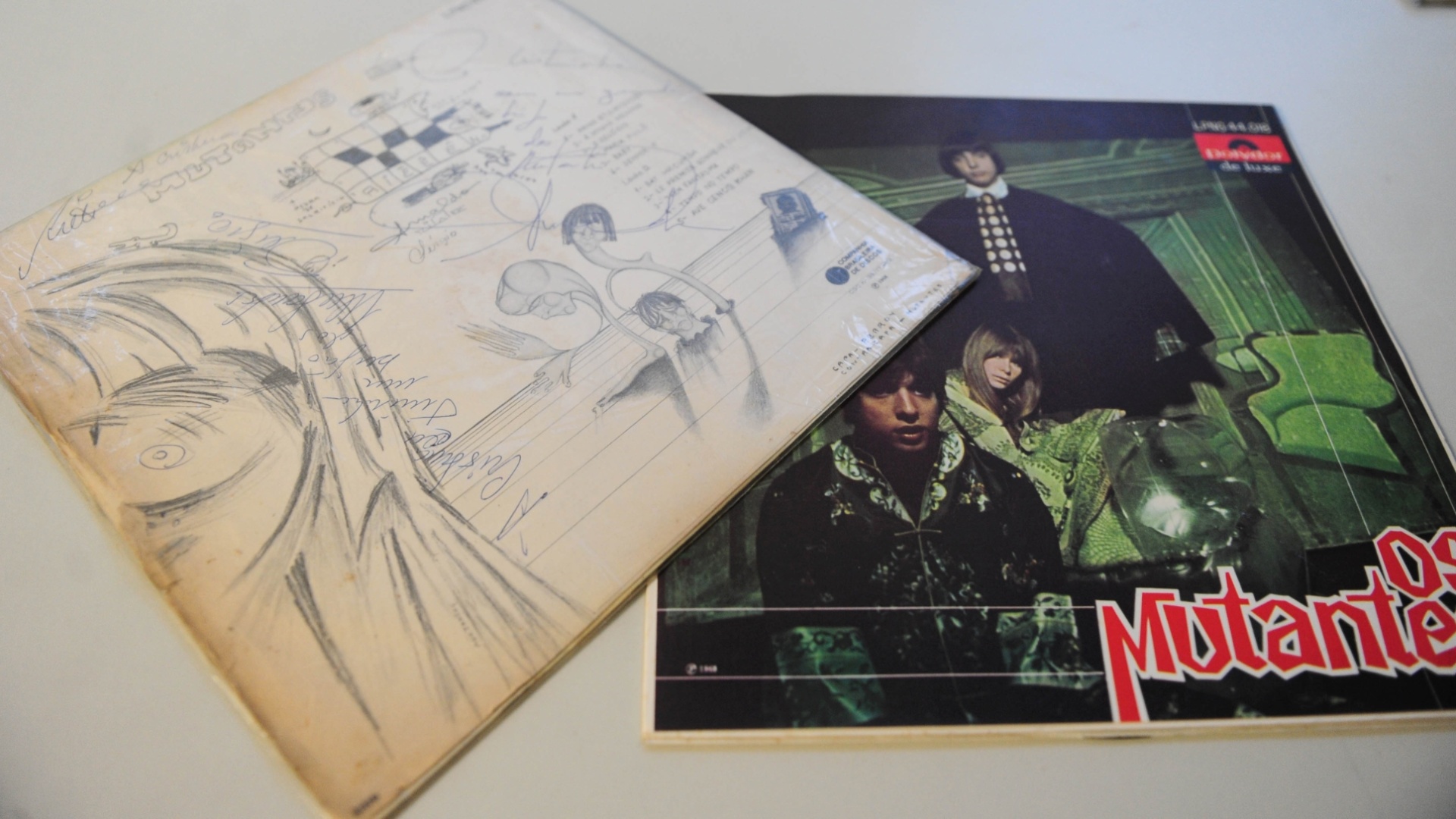 15.ago.2014 - Na coleção de Zero Freitas, duas edições originais de "Os Mutantes" (1968), uma delas assinada por Rita Lee, Arnaldo Baptista e Sérgio Dias - Junior Lago/UOL