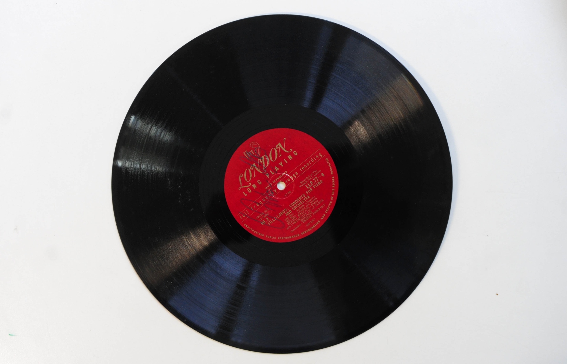 15.ago.2014 -Na coleção de zero Freitas, Piano Concerto, de Heitor Villa-Lobos, autografado - Junior Lago/UOL