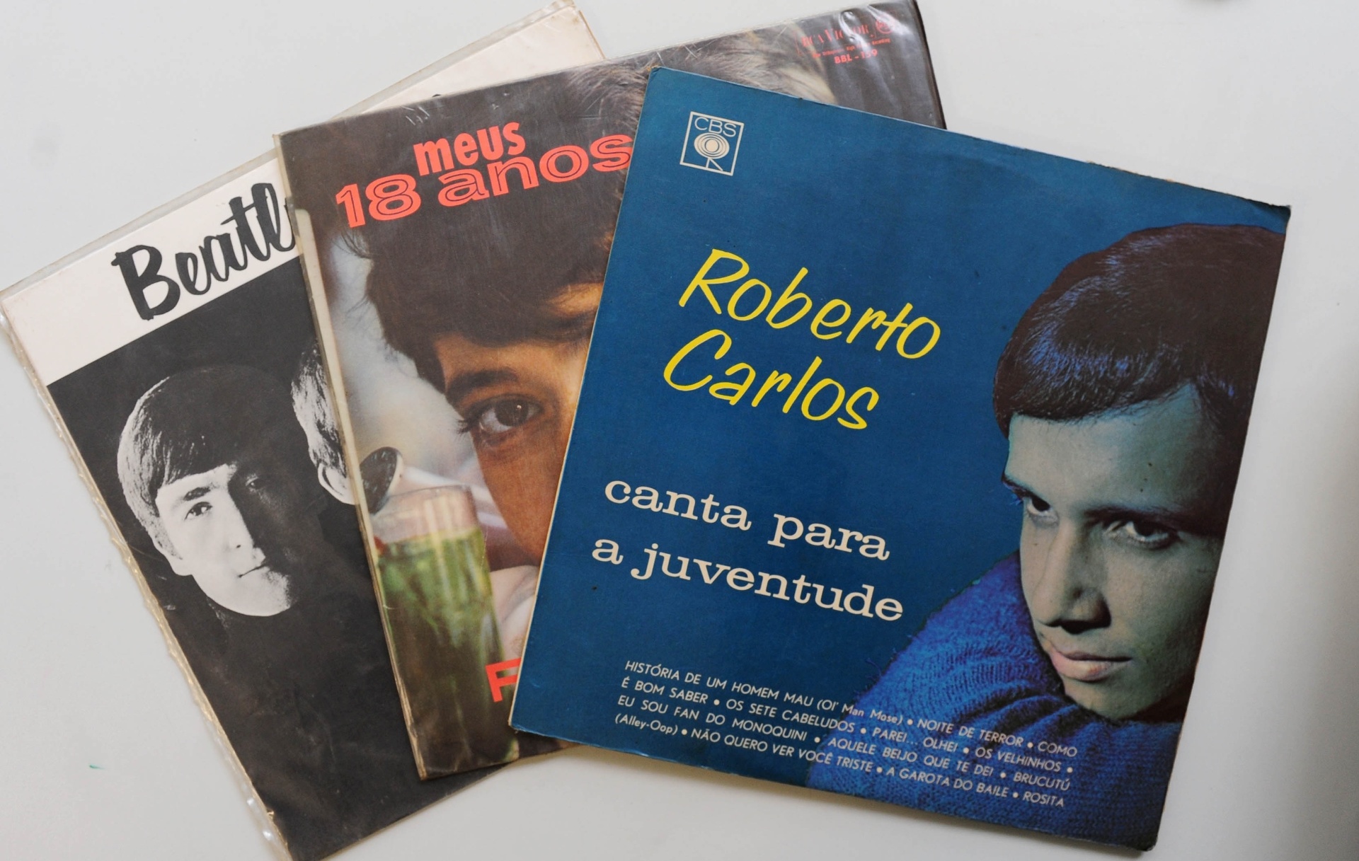 15.ago.2014 - Os três primeiros discos de Zero Freitas: "Roberto Carlos Canta para a Juventude" (1965), Rita Pavone - "Meus 18 Anos" (1965) e Os Beatles - "Beatlemania" ("With the Beatles", 1963) - Junior Lago/UOL