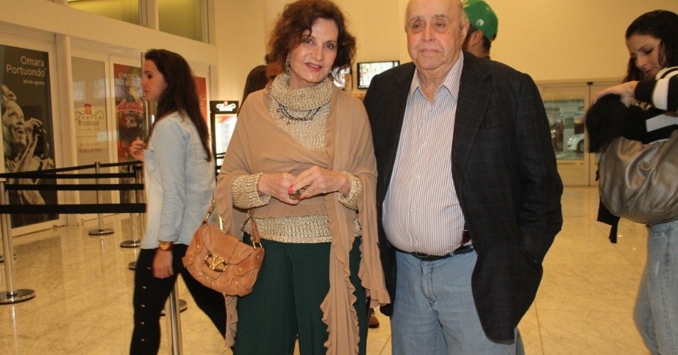 15.ago.2014 - Os atores Rosamaria Murtinho e Mauro Mendonça posam para foto no show  "No Tom do Tom", de Tom Cavalcanti, no Teatro Bradesco, na Barra da Tijuca