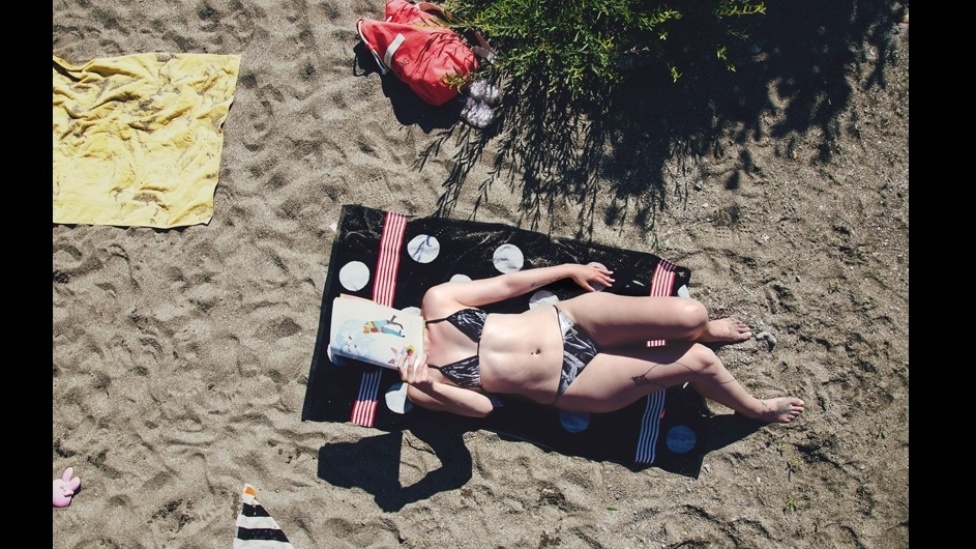 O fotógrafo parisiense Florian Beaudenon convidou amigas e conhecidas através de redes sociais para produzir "Vida Instantânea", uma série de fotos com pessoas curtindo os seus passatempos prediletos - sempre vistos do alto - Florian Beaudenon/Rex Features