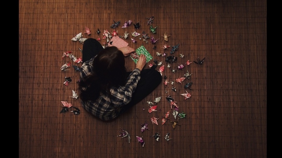 O fotógrafo parisiense Florian Beaudenon convidou amigas e conhecidas através de redes sociais para produzir "Vida Instantânea", uma série de fotos com pessoas curtindo os seus passatempos prediletos - sempre vistos do alto - Florian Beaudenon/Rex Features