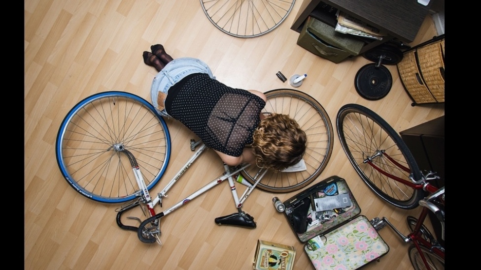 O fotógrafo parisiense Florian Beaudenon convidou amigas e conhecidas através de redes sociais para produzir "Vida Instantânea", uma série de fotos com pessoas curtindo os seus passatempos prediletos - sempre vistos do alto - Florian Beaudenon/Rex Features