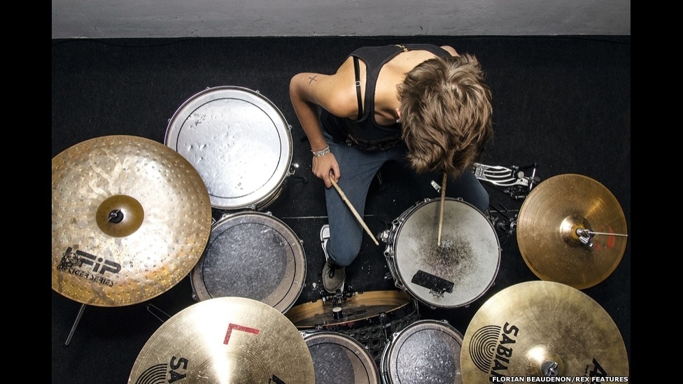 O fotógrafo parisiense Florian Beaudenon convidou amigas e conhecidas através de redes sociais para produzir "Vida Instantânea", uma série de fotos com pessoas curtindo os seus passatempos prediletos - sempre vistos do alto - Florian Beaudenon/Rex Features