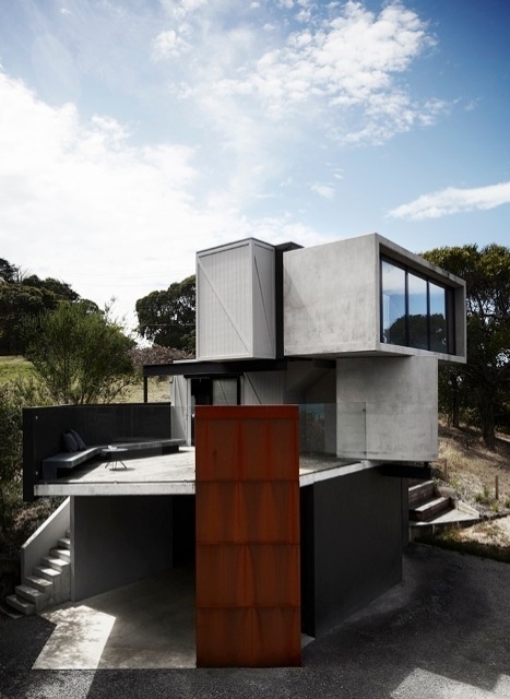 Na casa "Pod" há um lance de escadas que leva da garagem à caixa intermediária. Ali, a cozinha com área de convívio abre-se para um terraço sobre a laje da garagem. A proteção lateral se dá por guarda-corpo transparente em vidro temperado (10 mm). As duas caixas que compõem os volumes são leves, feitas de concreto pré-moldado revestido com chapas de fibrocimento. A "Pod House" tem design do Whiting Architects e fica em Lorne, Austrália - Sharyn Cairns/ Divulgação