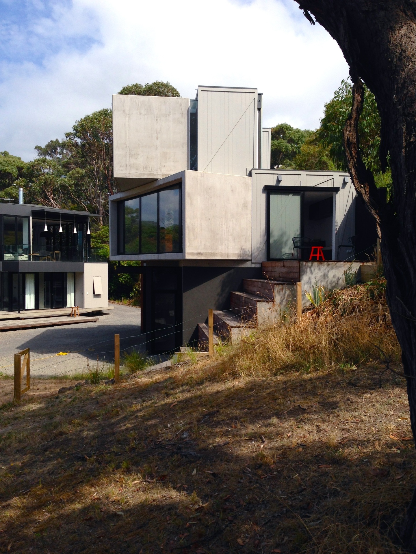 A casa "Pod" está na cidade litorânea de Lorne, Austrália. A arquitetura do escritório Whiting Architects propõe a sobreposição de duas caixas de concreto empilhadas sobre uma base de alvenaria estrutural. O projeto aproveita verticalmente a inclinação do terreno: a caixa mais baixa abriga a área social e tem vista para o oceano; a de cima, com um dormitório, tem a mesma vista, mas de outro ângulo. O nome "Pod" refere-se a um casulo e é um refúgio para os finais de semana - Sharyn Cairns/ Divulgação