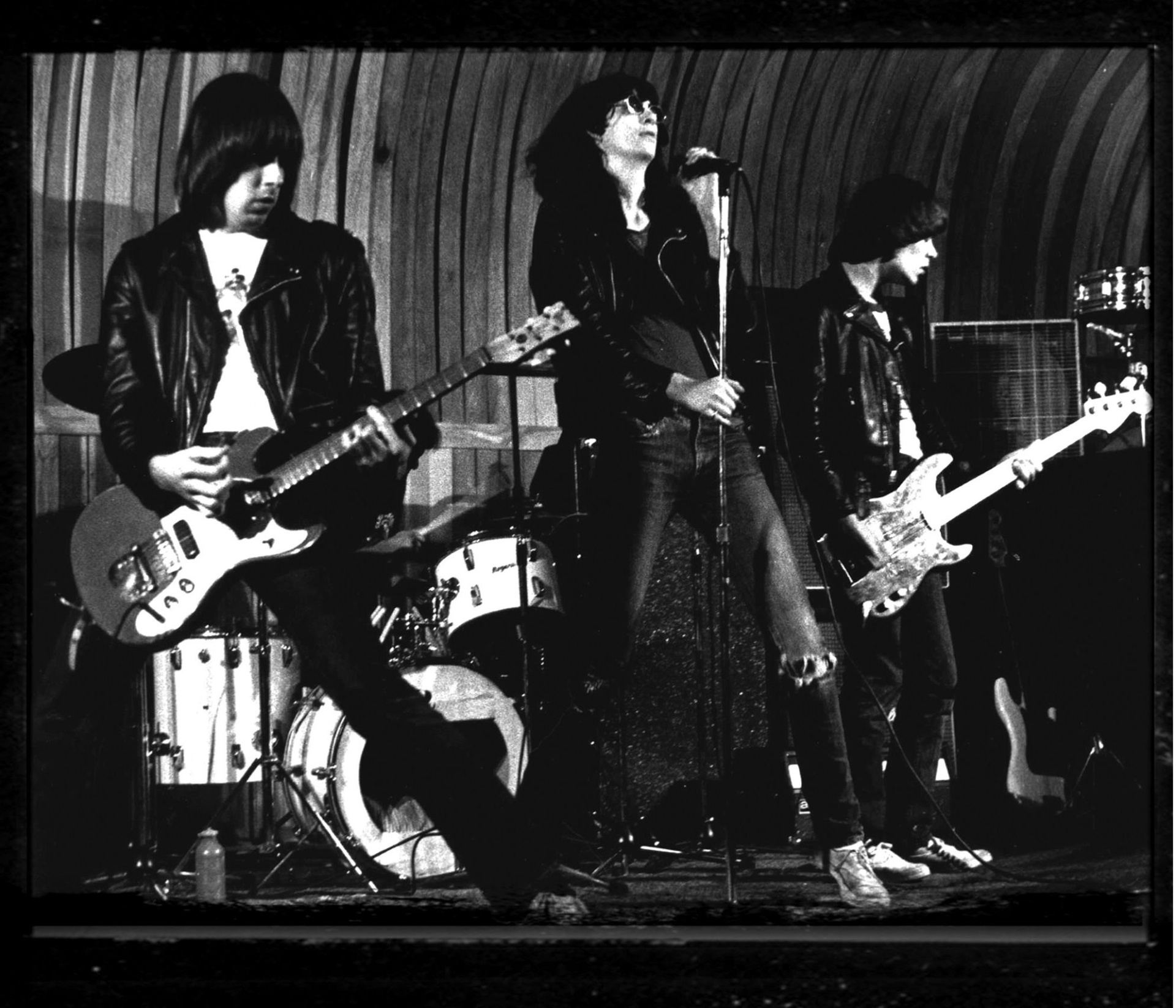 Ramones toca no palco do CBGB, em Nova York, em 1975 - Divulgação/Editora Ideal