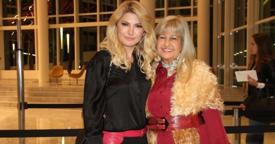 15.ago.2014 - Antonia Fontenelle vai com a mãe de Emerson Sheil, Carmem Lúcia, no show de Tom Cavalcanti no Teatro Bradesco, na Barra da Tijuca