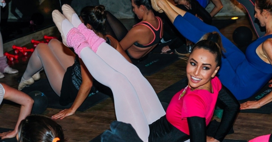 16.ago.2014 - Com amigas, de meia calça e body, Sabrina Sato faz aula de balé diferente, o "Power Dance Ballet", em sua academia em São Paulo