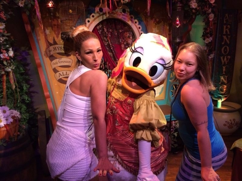 16.ago.2014 - De férias nos Estados Unidos, Valesca Popozuda visitou a Disney e mostrou para Pato Donald e Margarida como se dá beijinho no ombro