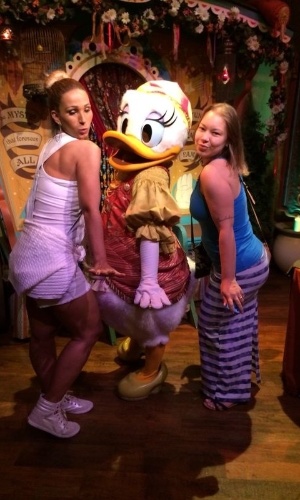 16.ago.2014 - De férias nos Estados Unidos, Valesca Popozuda visitou a Disney e mostrou para Pato Donald e Margarida como se dá beijinho no ombro